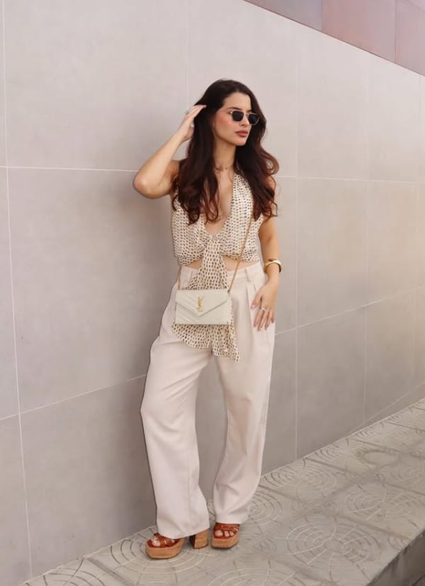 Eduarda Pontual com um look claro e acessórios em seu estilo pessoal
